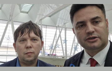 Márki-Zay, és tanácsadója úgy jelentek meg Ferihegyen, mintha a Trainspottingból léptek volna ki